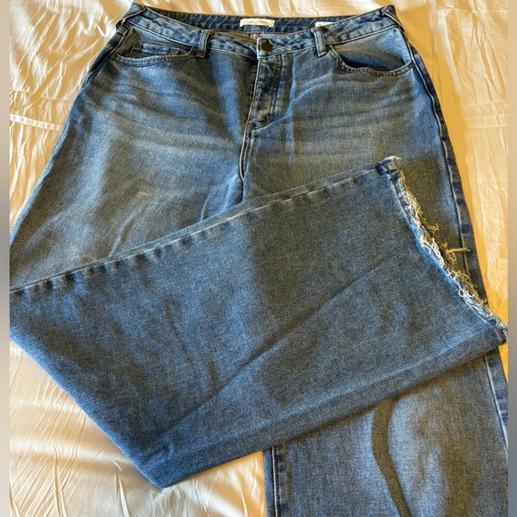 Cleo and wolf Baggy Jeans, size 31W32L (length runs long) medium wash high rise - Picture 4 of 4